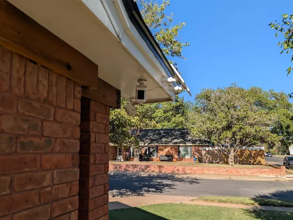 Outdoor camera covering the side yard
